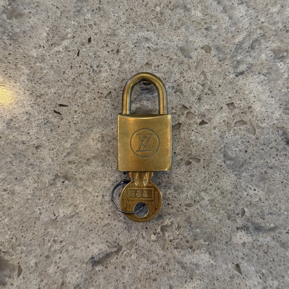 EUC #229 AUTHENTIC LOUIS VUITTON LOCK & KEY GOLD